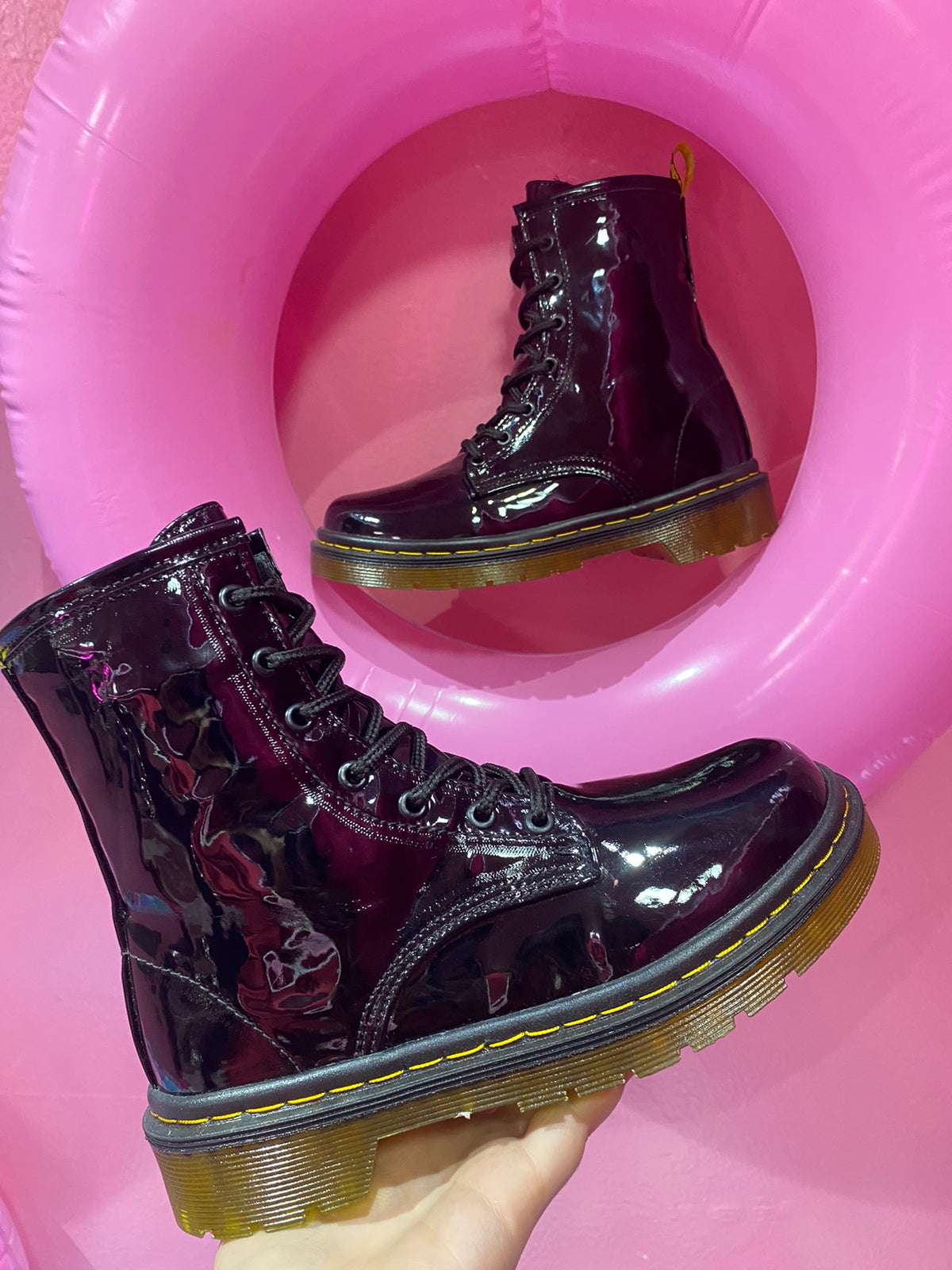 JADE BAJA CHAROL NEGRO SUELA AMARILLA | PROMO