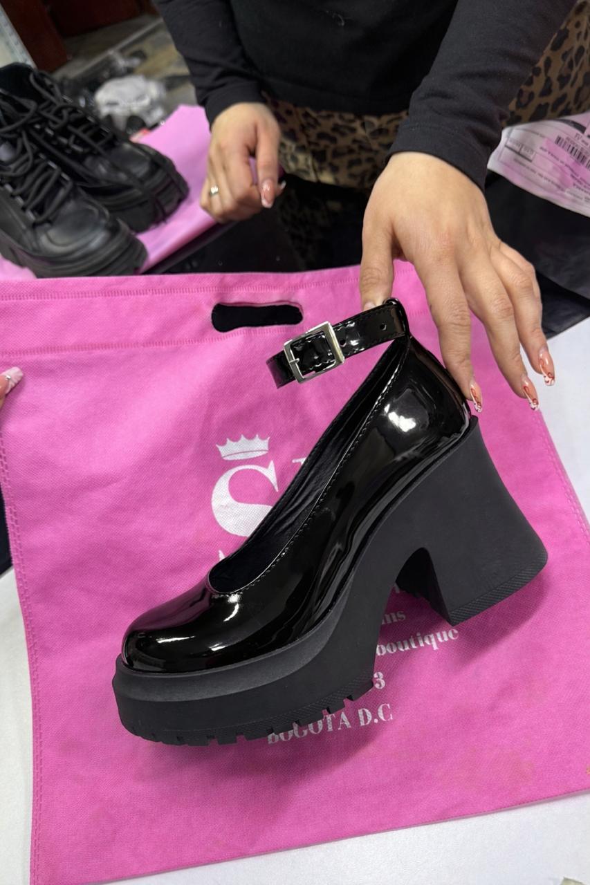 MAFALDA 5 1/2🍒 NEGRO CHAROL| TACON BAJO