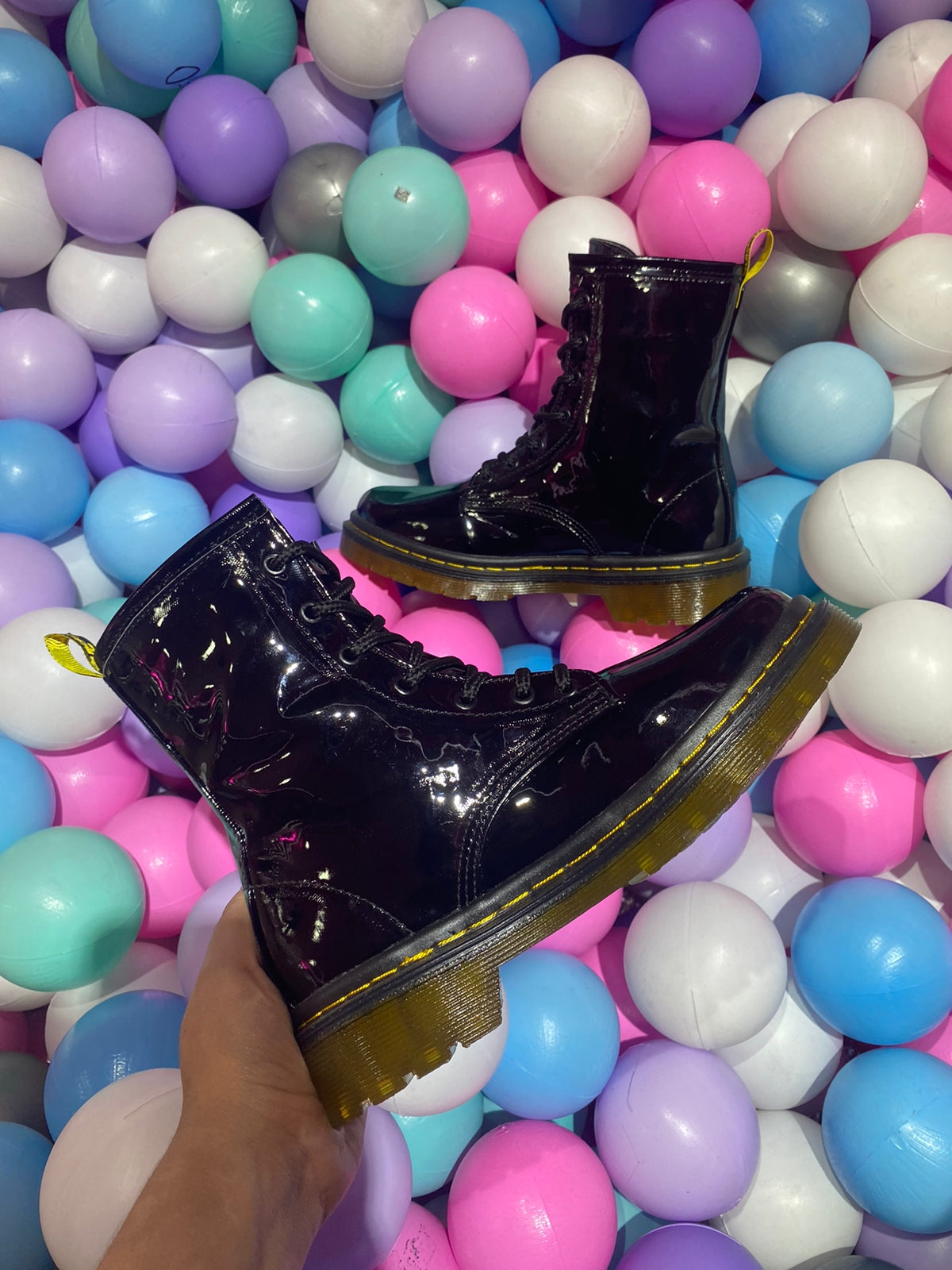 JADE BAJA CHAROL NEGRO SUELA AMARILLA | PROMO