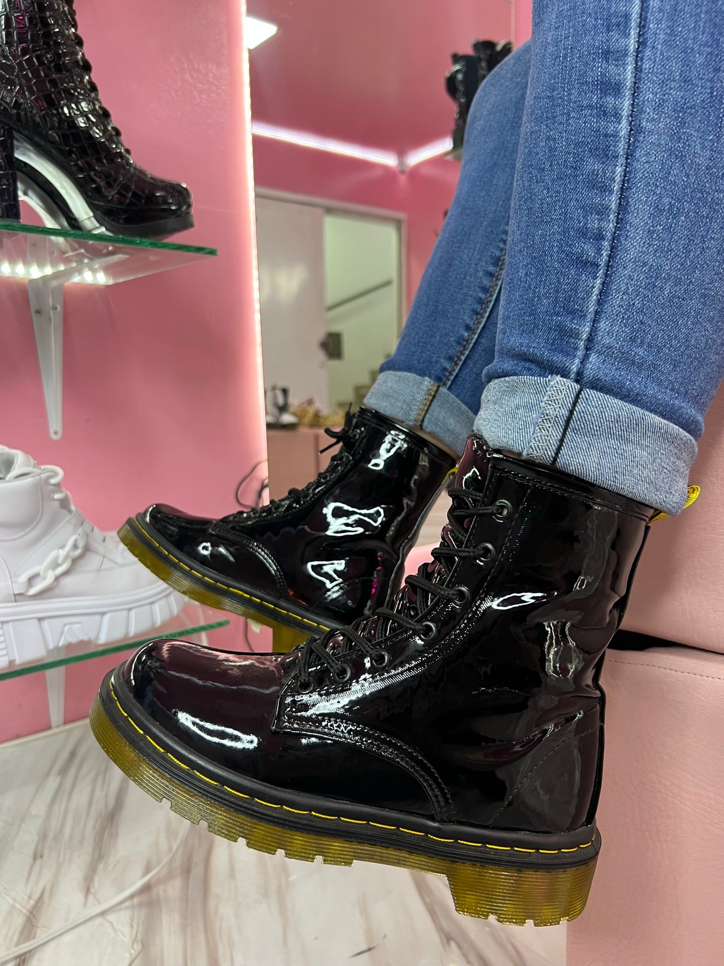 JADE BAJA CHAROL NEGRO SUELA AMARILLA | PROMO